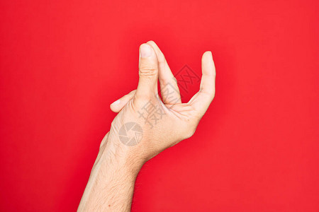 用孤立的红色背景手指抓手指图片