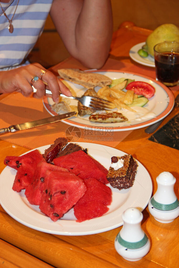 开胃巧克力蛋糕和红切西瓜红西瓜块和板上的蛋糕美味的巧克力蛋图片
