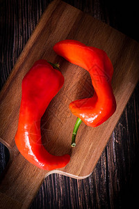 新鲜美味的辣红椒准备沙拉健康的生活方式图片