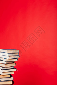 在图书馆红色背景的学校考试上有很多书图片