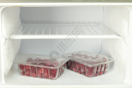 冷冻柜中的冰冻果子塑图片