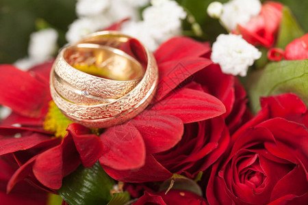 婚礼花束上的结婚戒指图片
