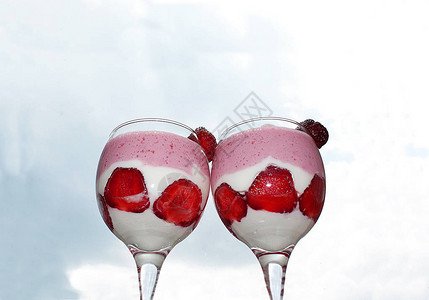 草莓冰沙和草莓喝图片