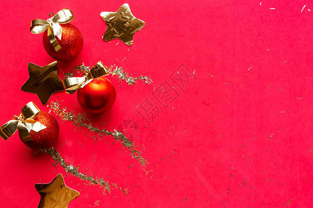 红色背景的圣诞装饰品圣诞快图片
