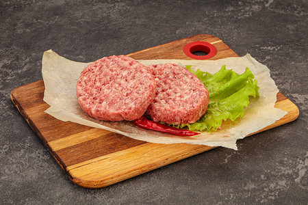 汉堡的生牛肉排图片