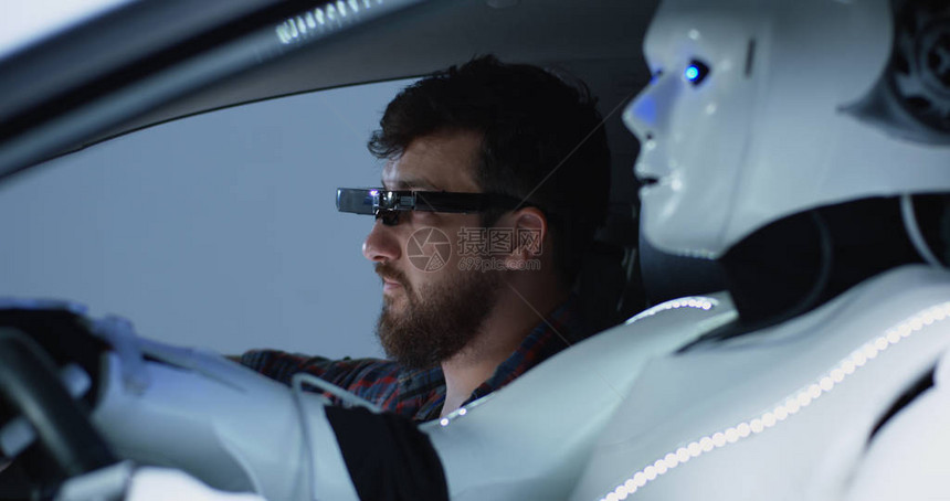 穿戴工程师测试汽车驾驶机器人的VR图片