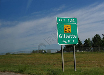 路边标志距离怀俄明州吉列市有一定距离图片