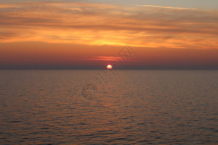 日出在海面的震动图像随着太阳在图片