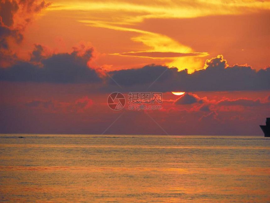 日落在北马里亚纳群岛西班金图片