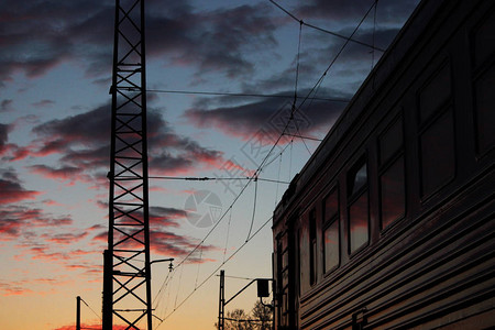 日落后铁路对天的景象就在日落的城市加图片