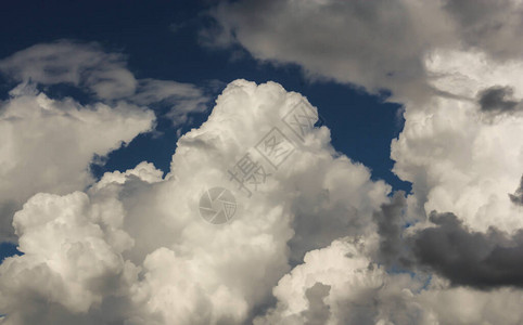 天空中的大积云天空中如诗画的云彩在图片