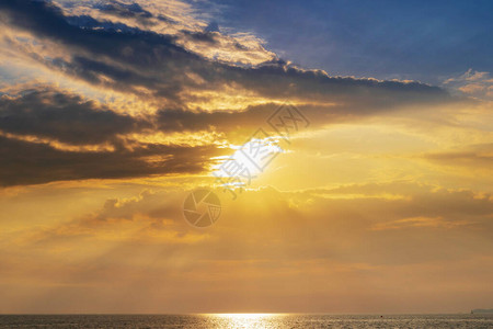 海岸浪地平线的日落景图片