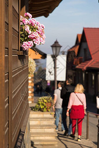 街道鲜花在美丽的舒适的小镇图片