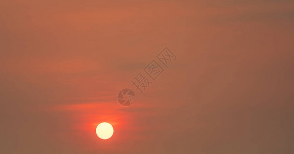 晚上圆大的太阳和红色的落日天空图片