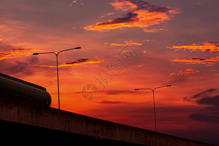 高架混凝土公路底视图与日落天空立交水泥路道路立交桥结构现代高速公路交通基础设施混凝土背景图片
