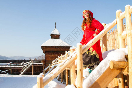 木建筑背景中身着俄罗斯民族服图片