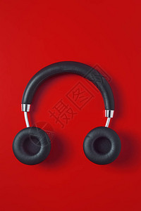 红色背景上一对黑色无线全尺寸耳机的双黑色图片