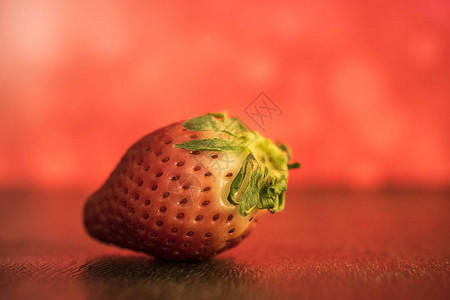 在红色背景的一个红色草莓图片