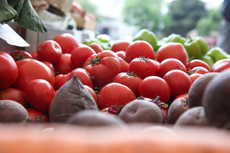 市场上的甜菜根和红番茄高品质照片图片