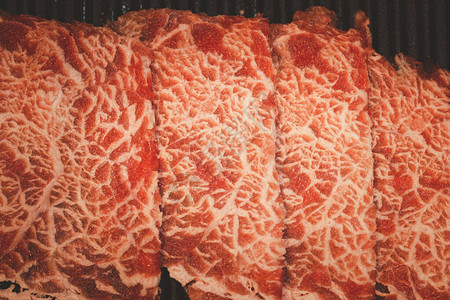 烧烤用的新鲜薄片牛肉牛肉背景图片