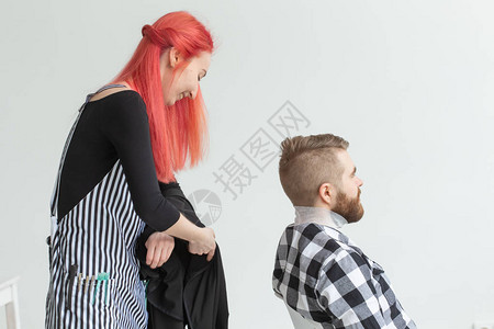 美发师发型师和理发店概念女发型师切割一个图片