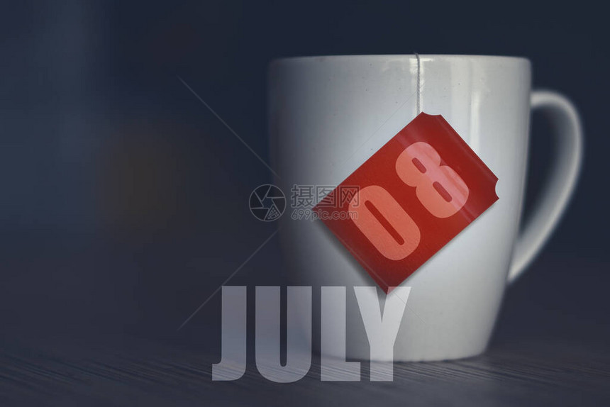 每月第8天茶杯和茶袋标签上的日期图片