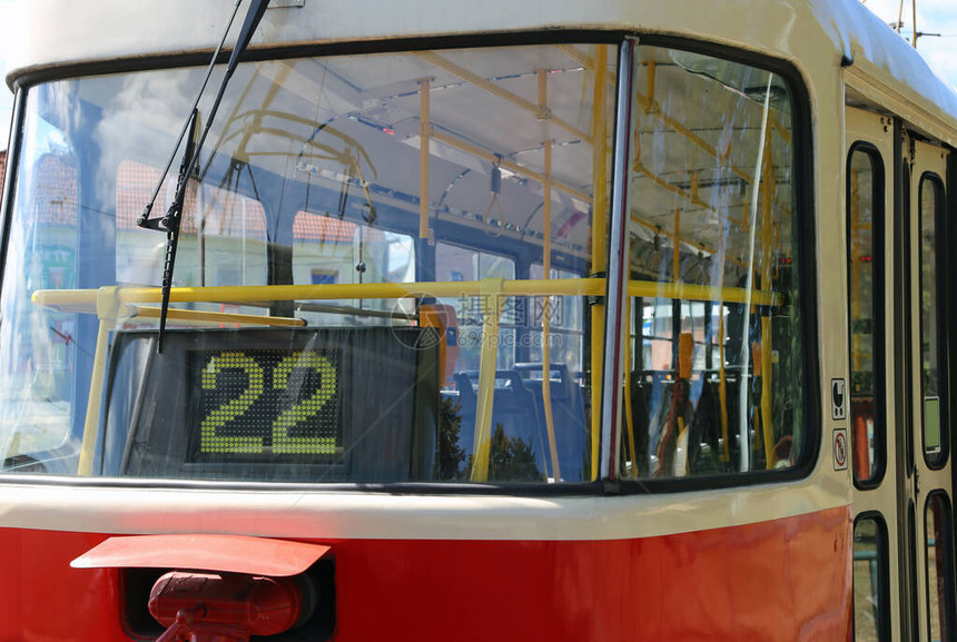 公共汽车站有22i号电车图片