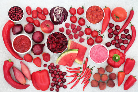 红色和紫色水果蔬菜酱汁沙拉和蘸酱等富含花青素的纯素健康食品图片