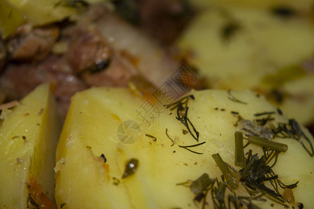 猪排里塞满土豆洋葱和胡萝卜在图片
