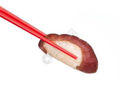 寿司用筷子隔离在白色背景图片