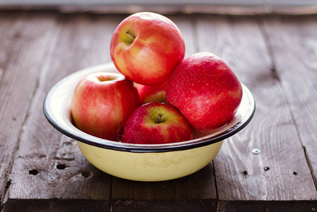 红苹果在盘子里2图片