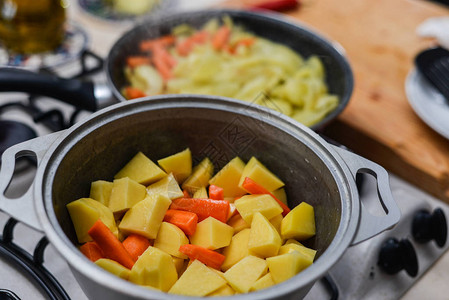 锅里的土豆和胡萝卜图片