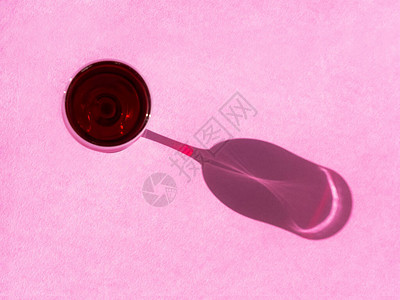 粉红色背景上的酒杯背景图片