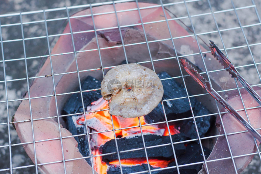 小猪是用炉子在烤架上烤的图片