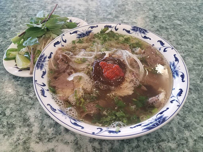牛肉洋葱蔬菜越南汤碗图片