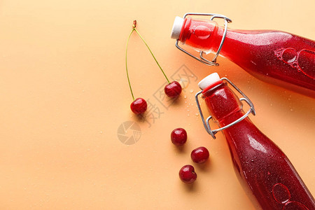 瓶在颜色背景的新鲜的樱桃汁图片