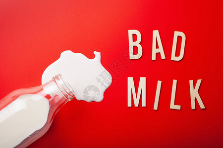 坏牛奶字母文本乳糖不耐症过敏牛奶飞溅避免图片