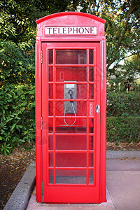 一个古老的英国风格的红漆电话亭背景图片