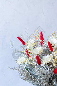 五颜六色的干花和白玫瑰花束图片