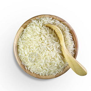 大米和木勺在一个木杯里孤立在白色背景图片
