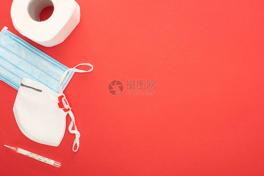 白色卫生纸安全和医疗面罩及红底温度图片