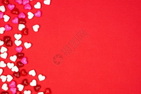 情人节的边框糖心在红色纹理背景上顶端视图带背景图片
