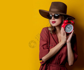 1940年代女人的风格服装黄色图片