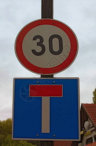 道路标志的概念图片
