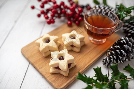 圣诞短面包明星饼干加草莓果酱节日大气节日糕饼烘烤概念圣诞老图片