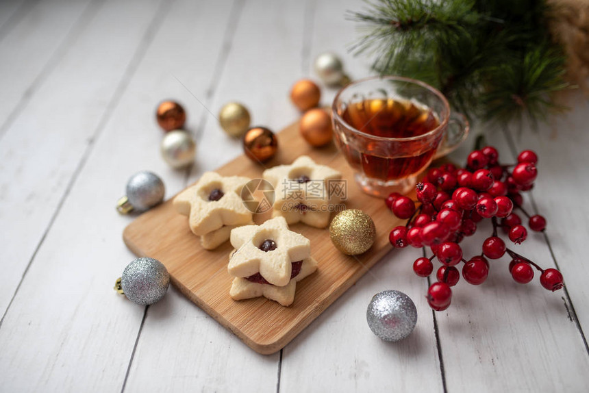 圣诞短面包明星饼干加草莓果酱节日大气节日糕饼烘烤概念圣诞老图片