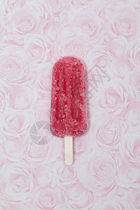 美味清爽的草莓味冰棒背景图片