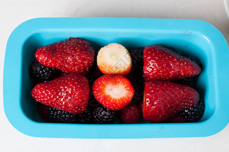 浆果黑莓和草莓在面包里用浆果图片
