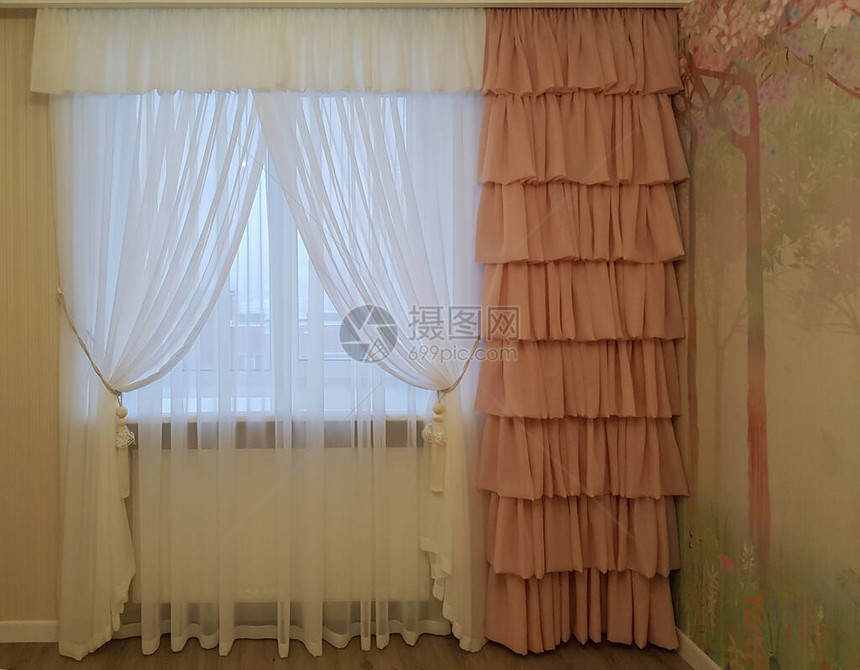 美丽的薄纱和室内窗帘图片