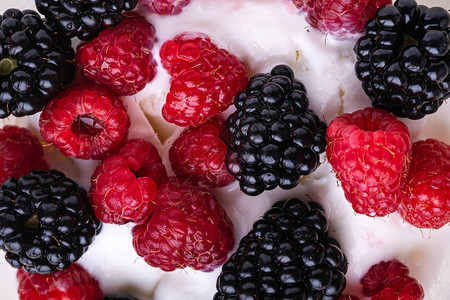 冰淇淋有草莓和黑莓浆果牛奶霜冻图片